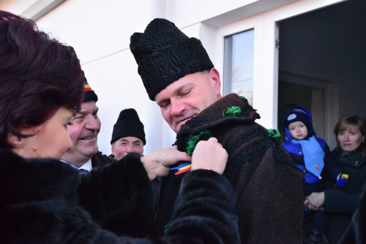 Un președinte de club din Liga 1 ține vii tradițiile populare » A fost îmbrăcat în suman și căciulă de miel de sărbători! 