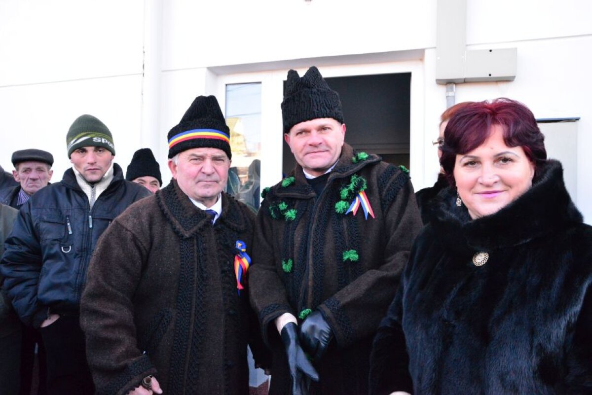 Un președinte de club din Liga 1 ține vii tradițiile populare » A fost îmbrăcat în suman și căciulă de miel de sărbători! 