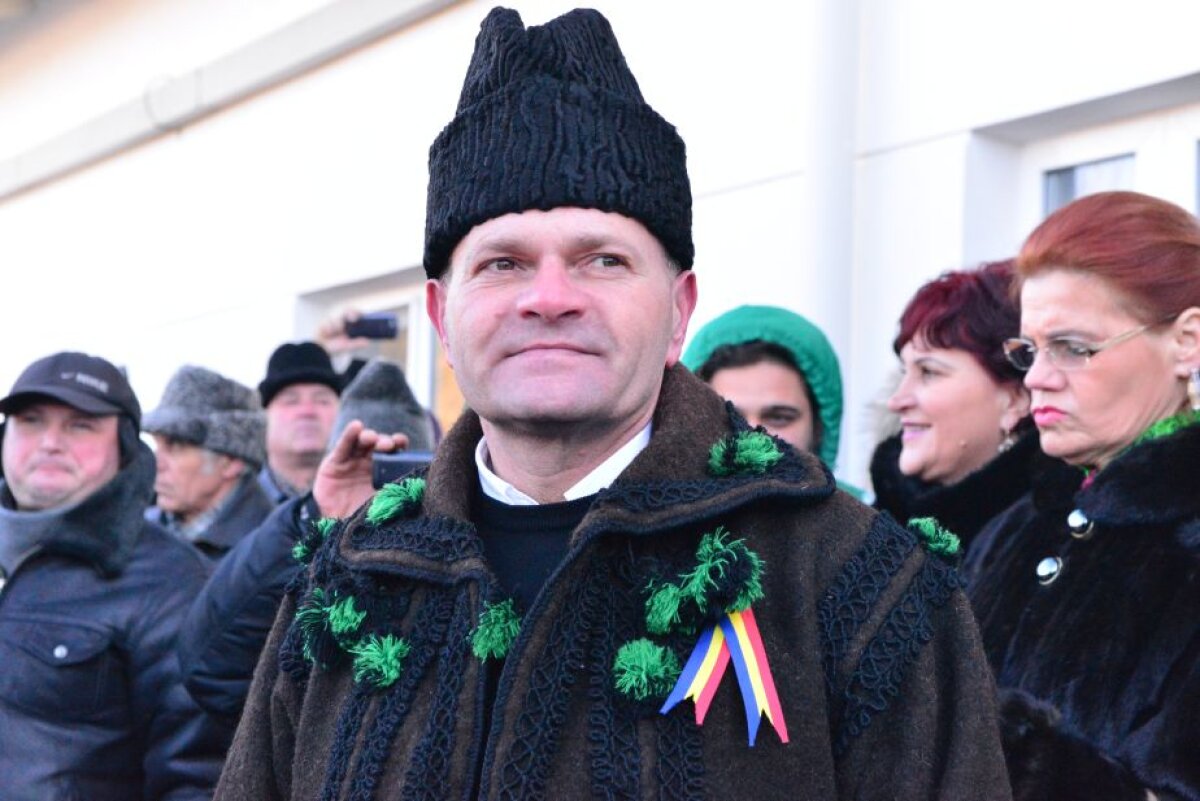 Un președinte de club din Liga 1 ține vii tradițiile populare » A fost îmbrăcat în suman și căciulă de miel de sărbători! 