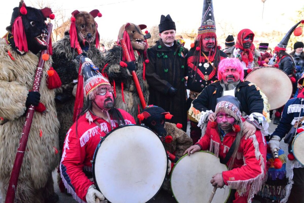 Un președinte de club din Liga 1 ține vii tradițiile populare » A fost îmbrăcat în suman și căciulă de miel de sărbători! 