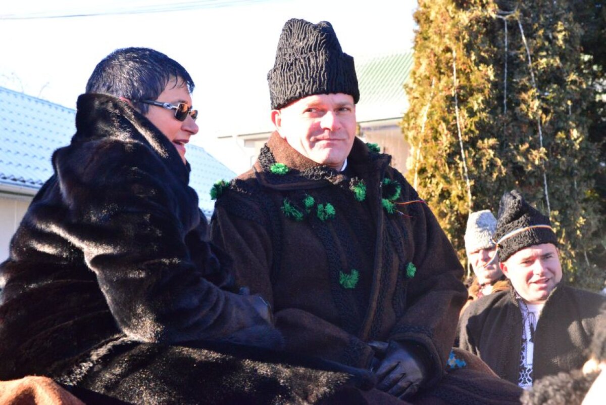 Un președinte de club din Liga 1 ține vii tradițiile populare » A fost îmbrăcat în suman și căciulă de miel de sărbători! 