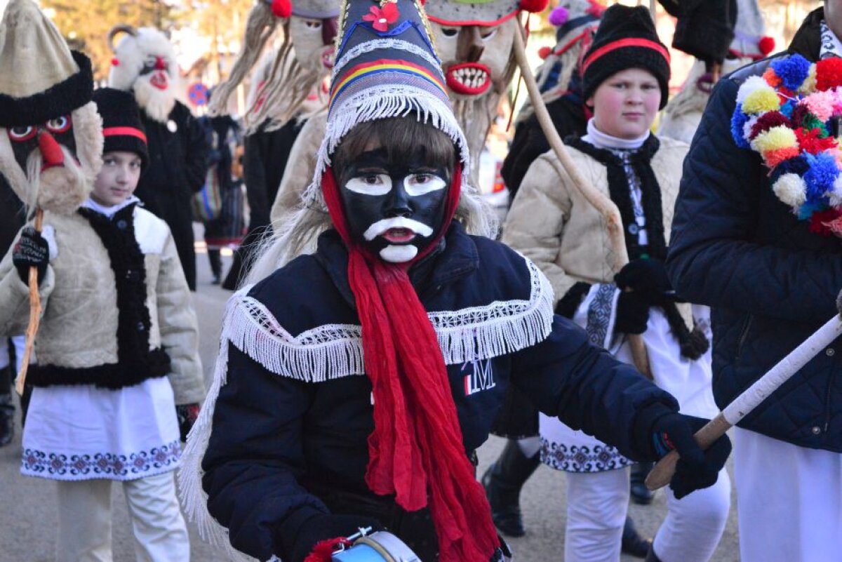Un președinte de club din Liga 1 ține vii tradițiile populare » A fost îmbrăcat în suman și căciulă de miel de sărbători! 