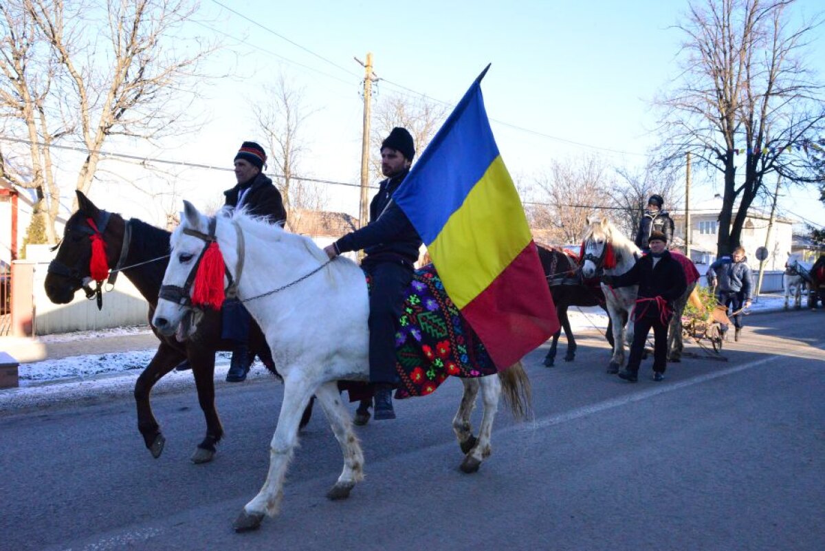 Un președinte de club din Liga 1 ține vii tradițiile populare » A fost îmbrăcat în suman și căciulă de miel de sărbători! 