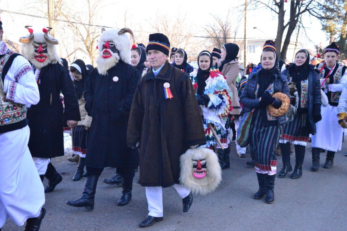 Un președinte de club din Liga 1 ține vii tradițiile populare » A fost îmbrăcat în suman și căciulă de miel de sărbători! 