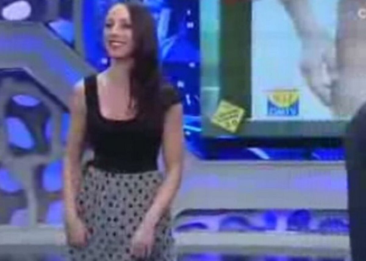 GALERIE FOTO Incredibil! O asistentă TV și-a ridicat fusta și i s-a văzut tot » Prezentatorii au rămas șocați
