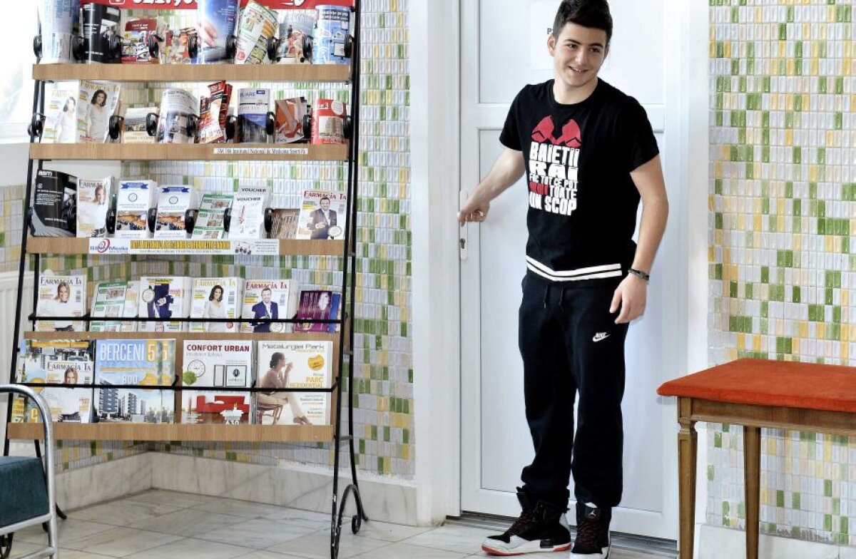 Un "bagabont" la reunire! Un stelist s-a prezentat la vizita medicală cu versurile unui traficant şi consumator de droguri condamnat pe haine