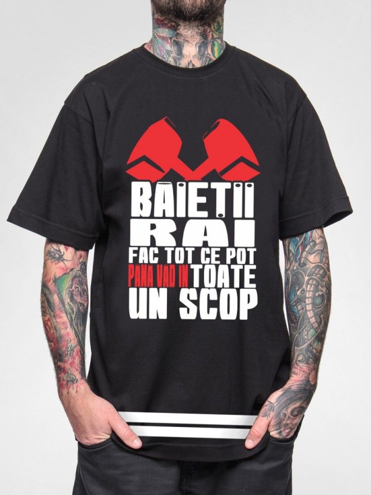 Un "bagabont" la reunire! Un stelist s-a prezentat la vizita medicală cu versurile unui traficant şi consumator de droguri condamnat pe haine