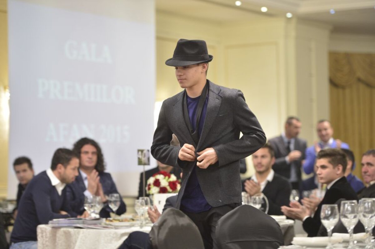 GALERIE FOTO Ianis Hagi a fost în centrul atenției » Cum s-a îmbrăcat fiul "Regelui" la Gala AFAN