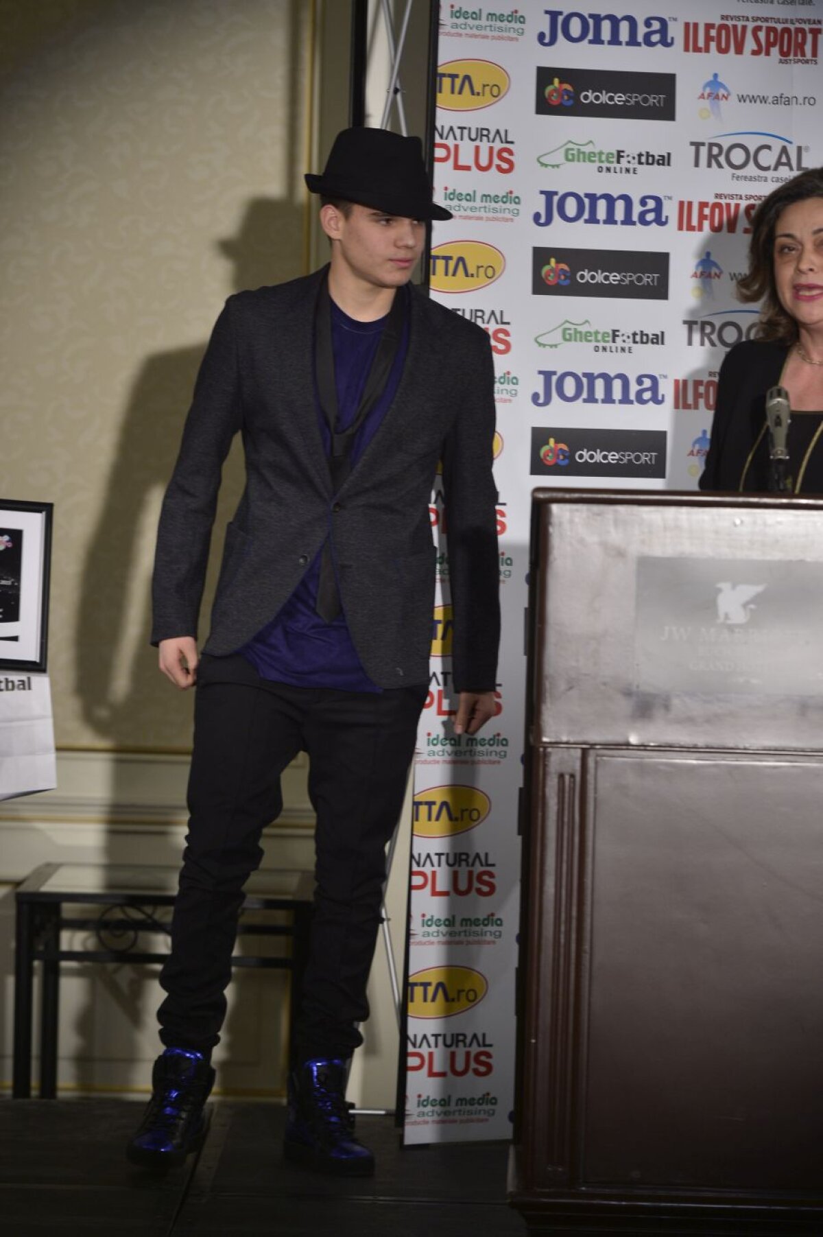 GALERIE FOTO Ianis Hagi a fost în centrul atenției » Cum s-a îmbrăcat fiul "Regelui" la Gala AFAN