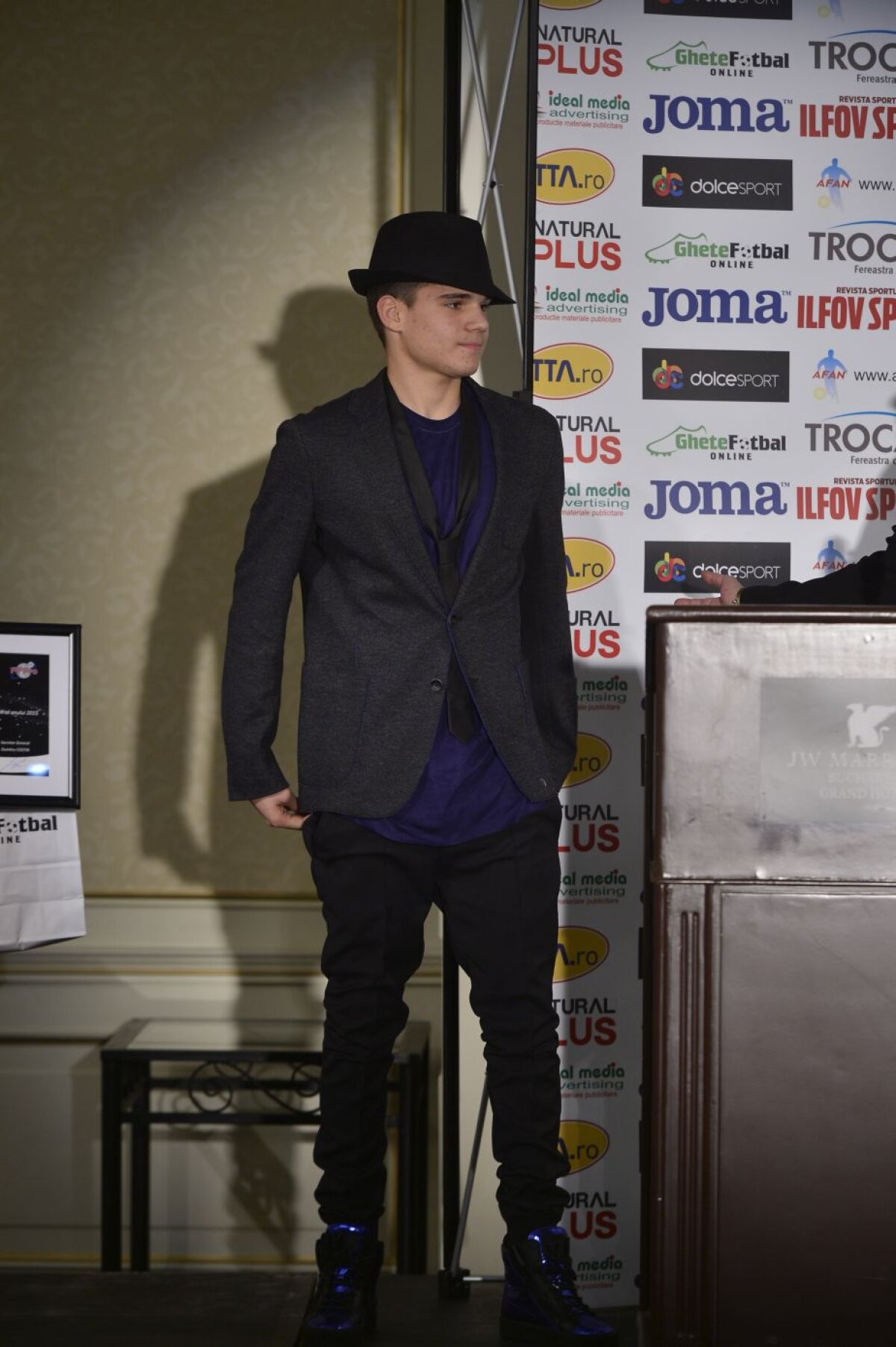 GALERIE FOTO Ianis Hagi a fost în centrul atenției » Cum s-a îmbrăcat fiul "Regelui" la Gala AFAN