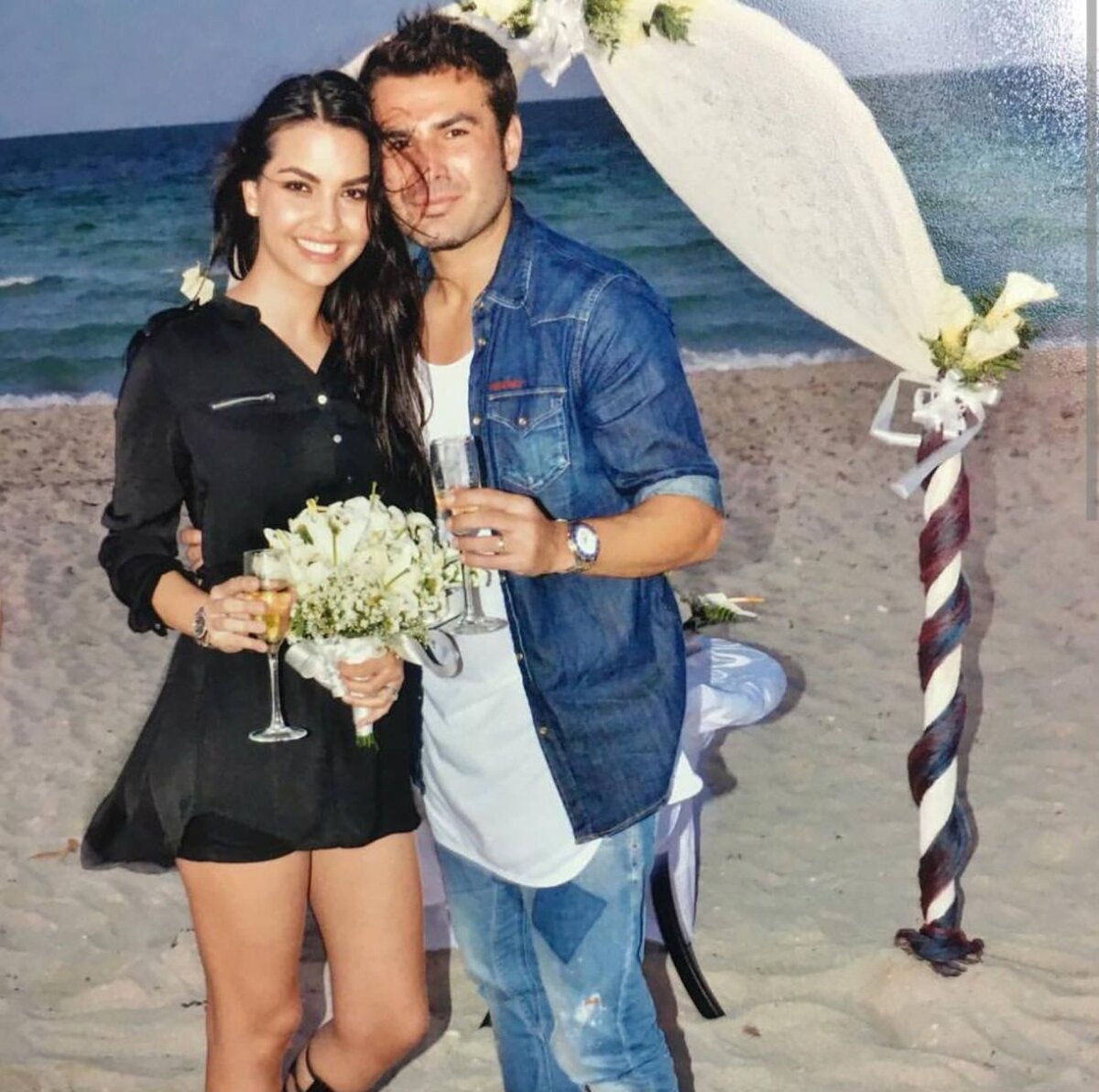 FOTO Mutu s-a însurat pe plajă, în Cuba! Soția sa a purtat o rochie neagră  iar el blugi :) Imagini de la eveniment