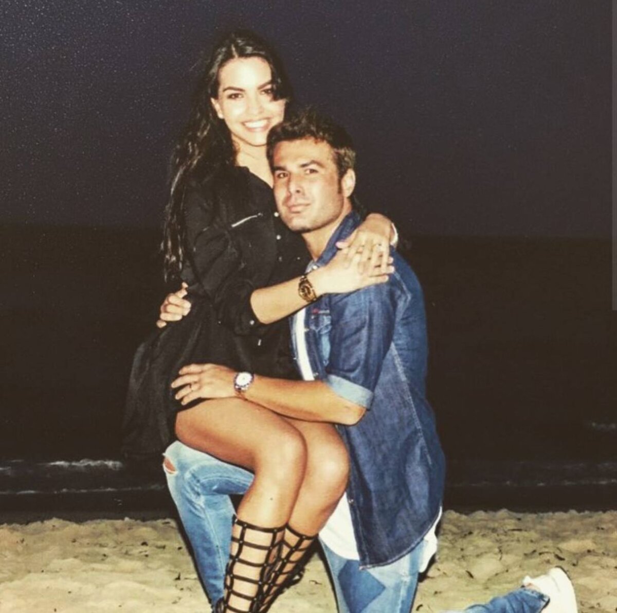 FOTO Mutu s-a însurat pe plajă, în Cuba! Soția sa a purtat o rochie neagră  iar el blugi :) Imagini de la eveniment