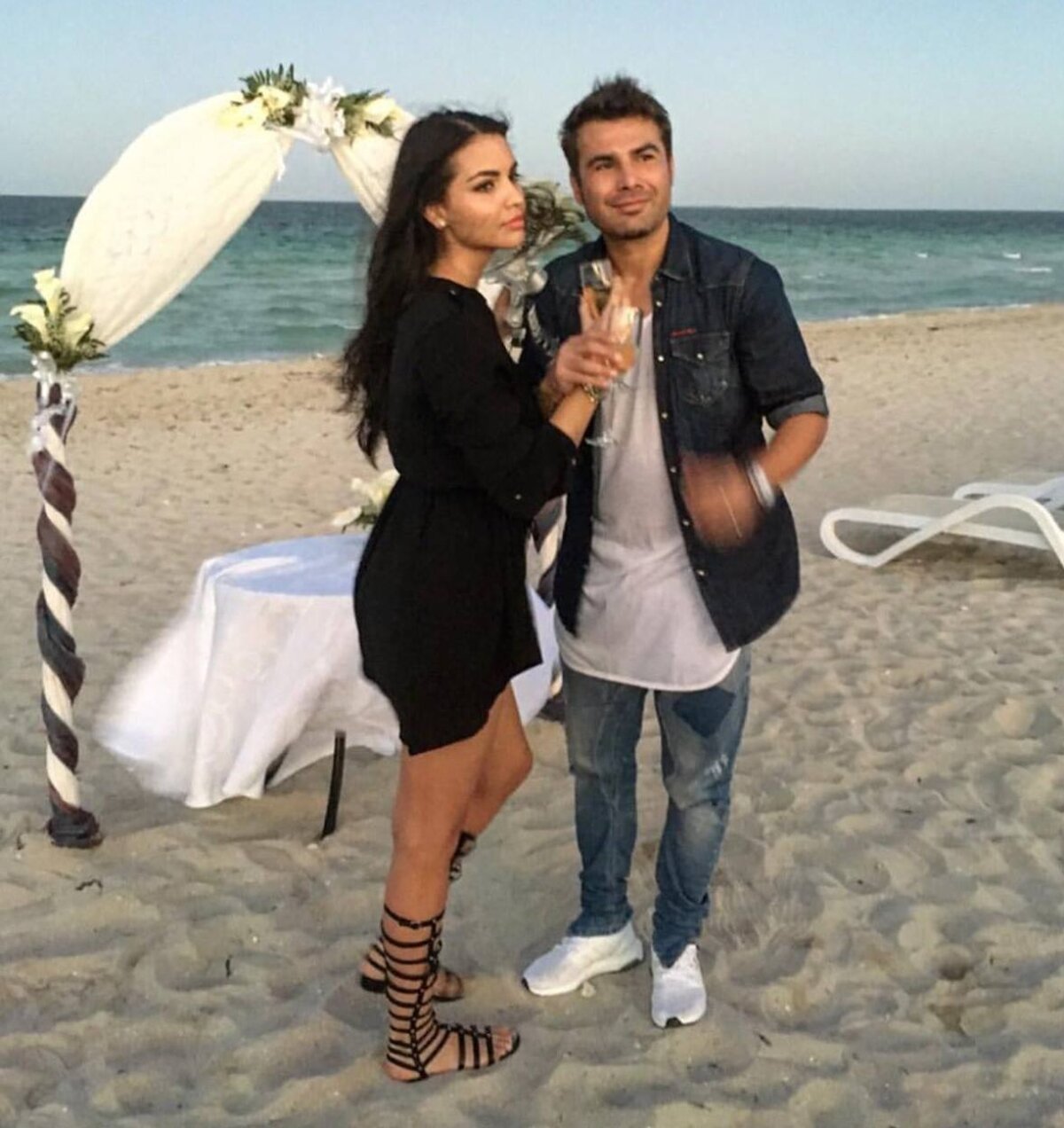 FOTO Mutu s-a însurat pe plajă, în Cuba! Soția sa a purtat o rochie neagră  iar el blugi :) Imagini de la eveniment