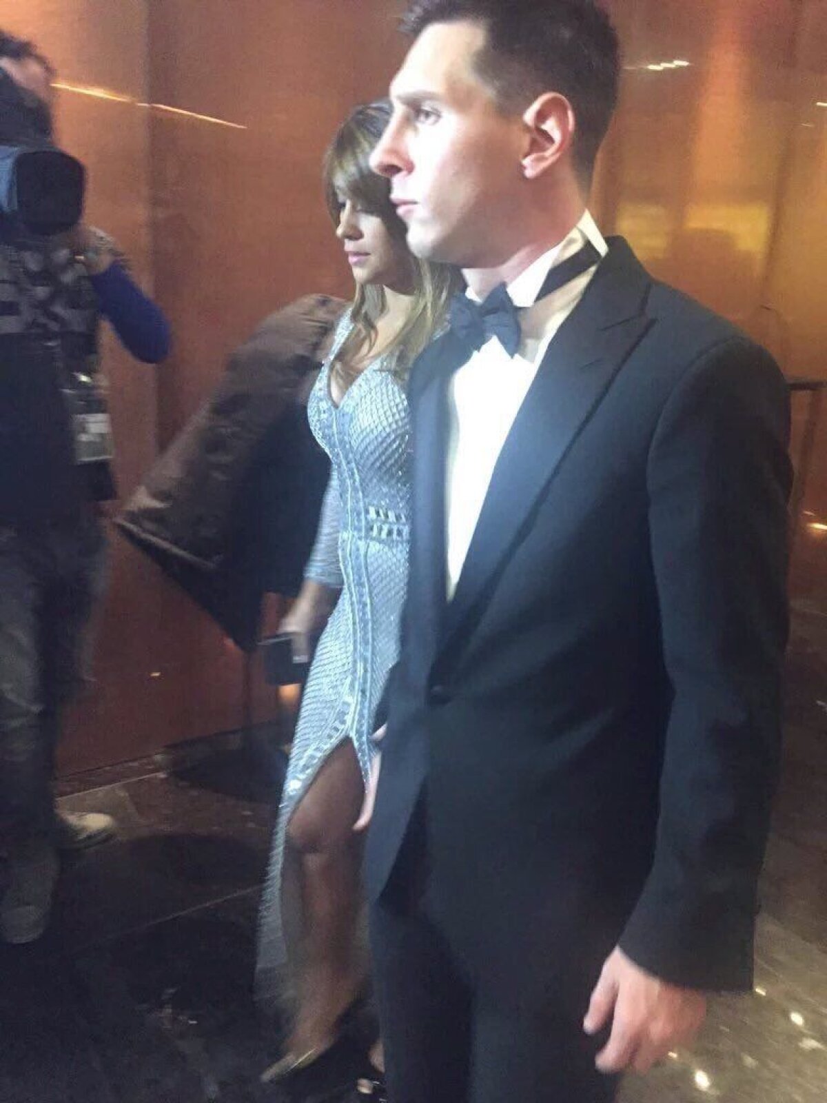 FOTO Iubita lui Messi a fost cea care a impresionat la Balonul de Aur » Ținută super-mulată pentru Antonella, costum sobru pentru Leo
