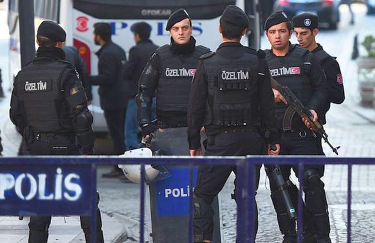VIDEO CSU Craiova a aterizat în Turcia în plină nebunie » Centrul Istanbulului a fost devastat de o explozie puternică: cel puțin 10 morți pînă acum » Steliștii reacționează
