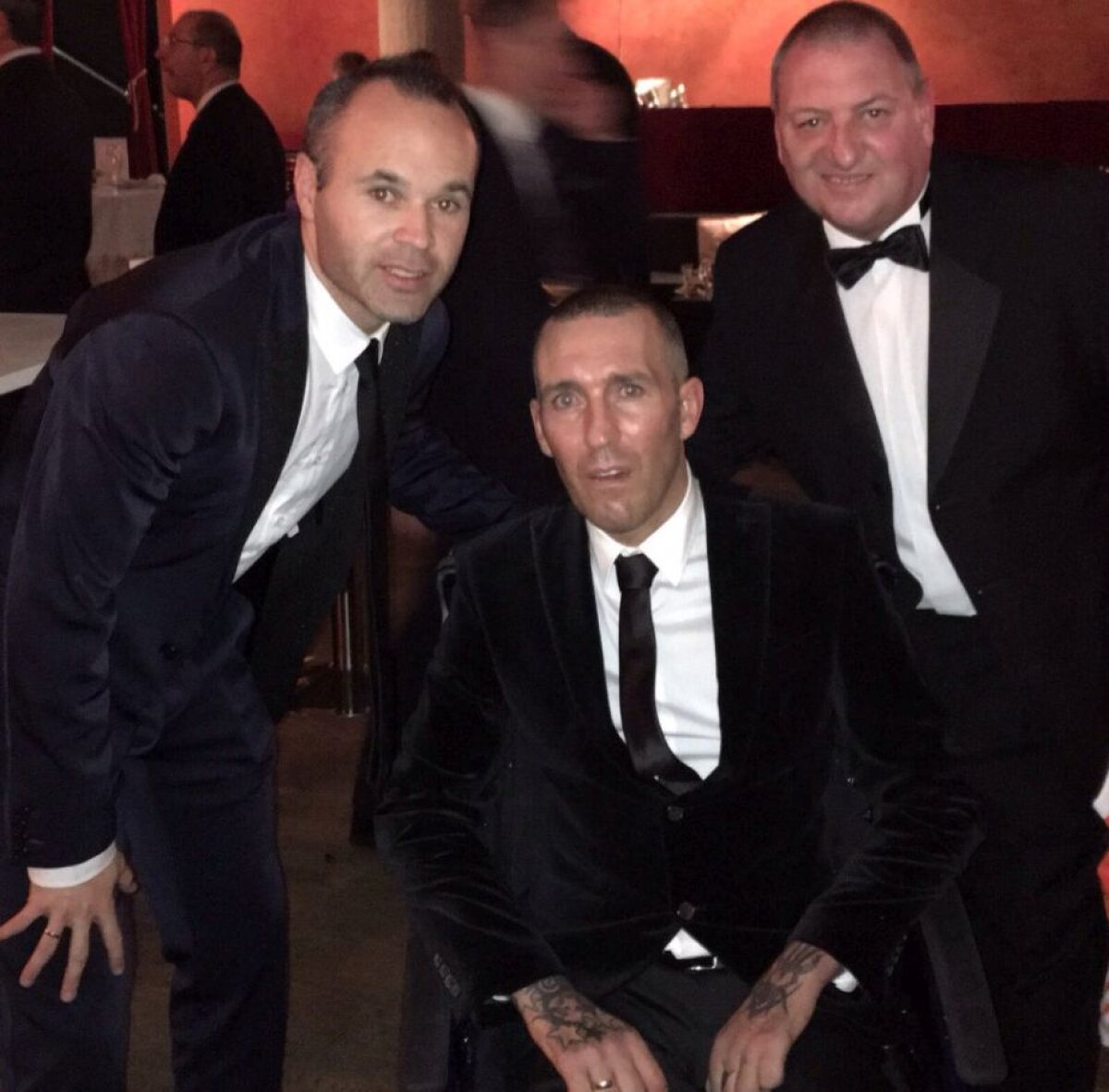 GALERIE FOTO "M-au făcut să mă simt ca un rege!" » La Gala Balonului de Aur, Messi, Ronaldo și Neymar l-au încurajat pe fostul fotbalist Fernando Ricksen, care suferă de o boală cumplită