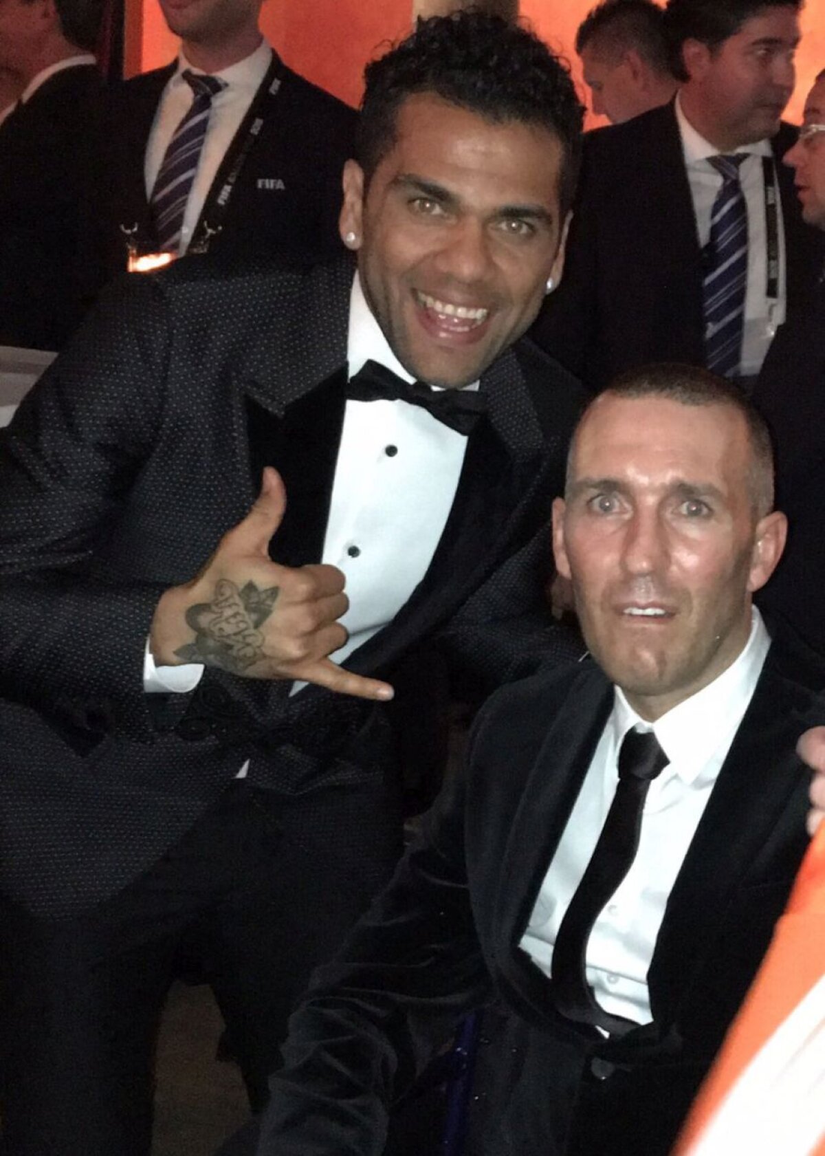 GALERIE FOTO "M-au făcut să mă simt ca un rege!" » La Gala Balonului de Aur, Messi, Ronaldo și Neymar l-au încurajat pe fostul fotbalist Fernando Ricksen, care suferă de o boală cumplită