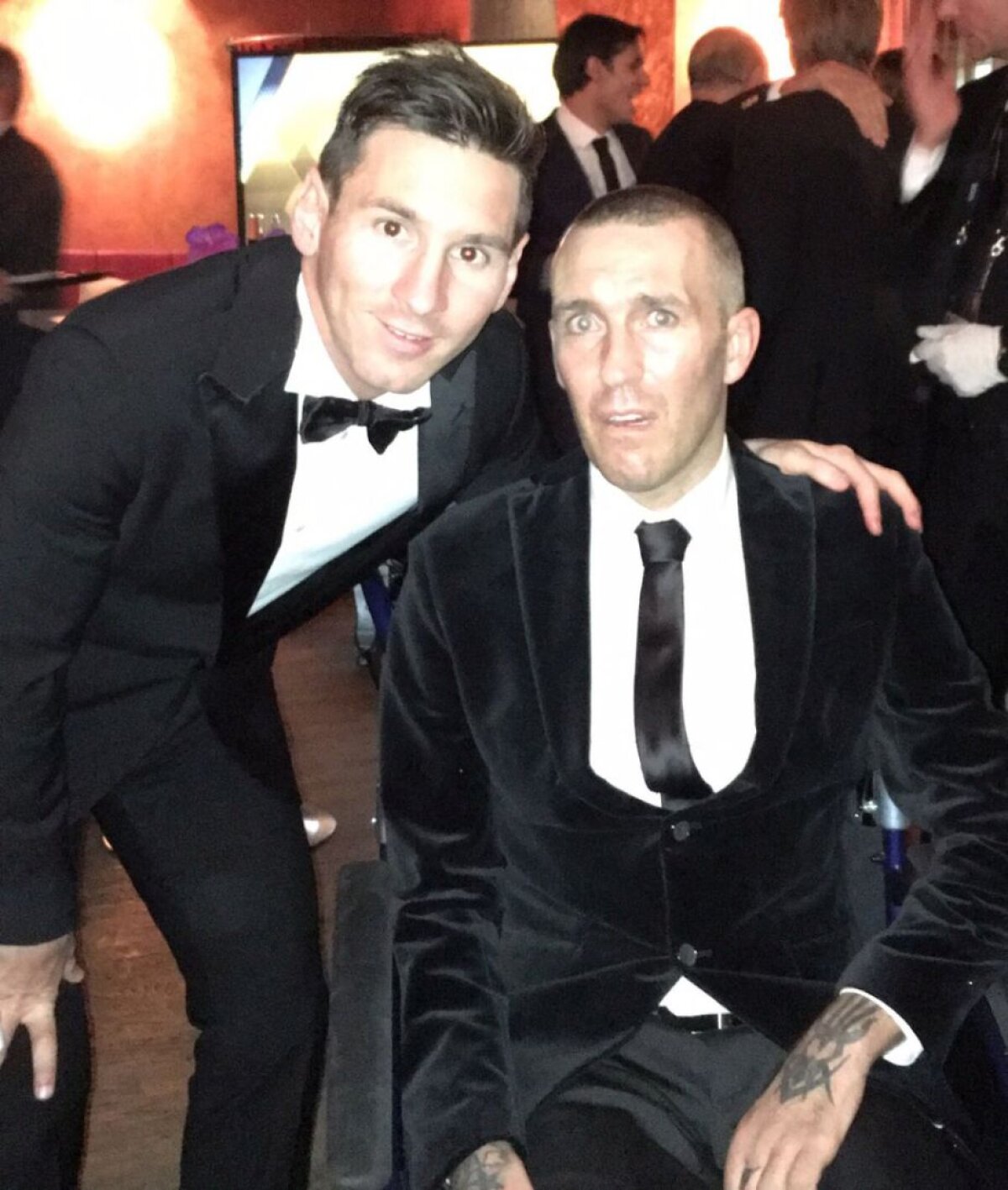 GALERIE FOTO "M-au făcut să mă simt ca un rege!" » La Gala Balonului de Aur, Messi, Ronaldo și Neymar l-au încurajat pe fostul fotbalist Fernando Ricksen, care suferă de o boală cumplită