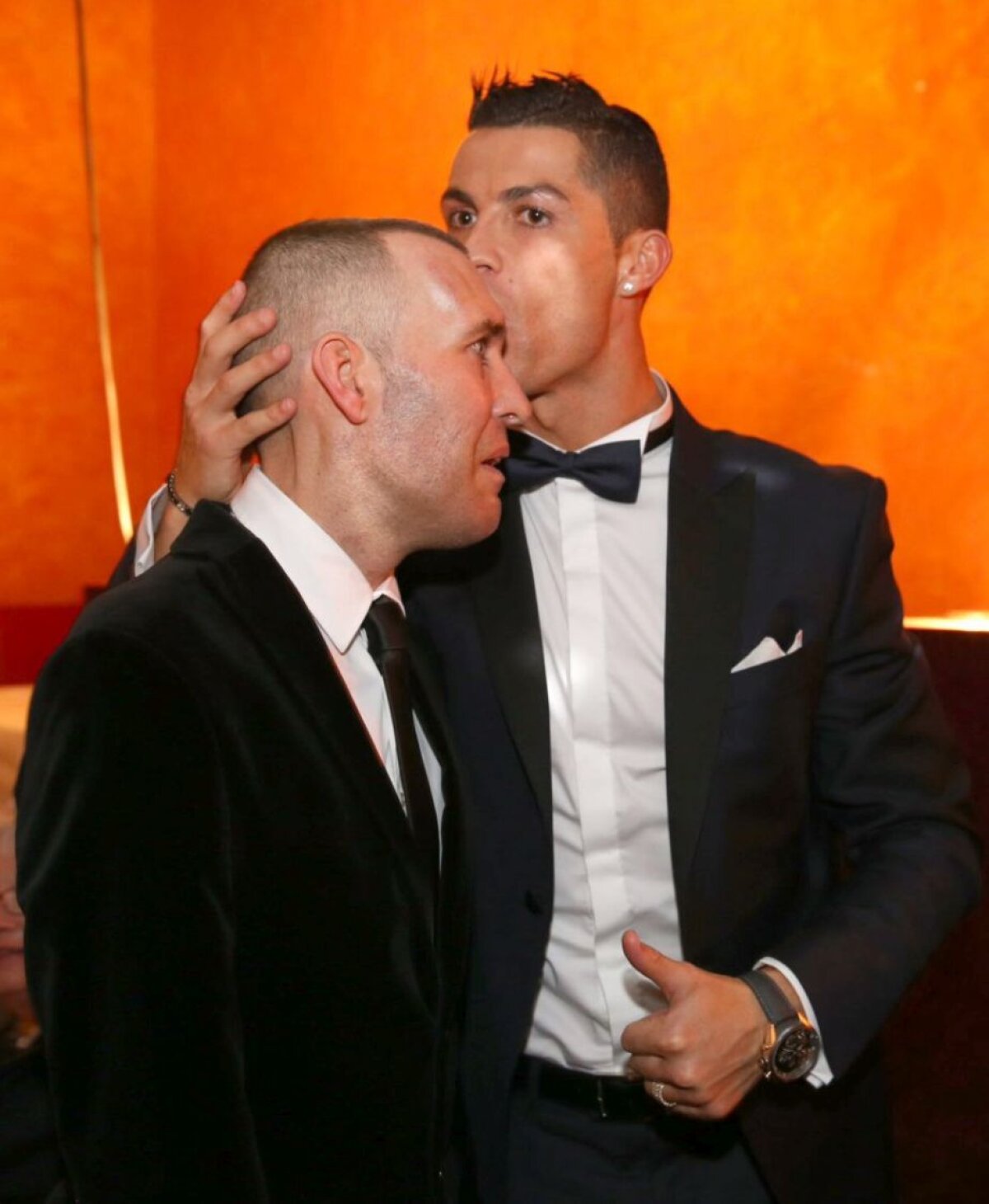 GALERIE FOTO "M-au făcut să mă simt ca un rege!" » La Gala Balonului de Aur, Messi, Ronaldo și Neymar l-au încurajat pe fostul fotbalist Fernando Ricksen, care suferă de o boală cumplită