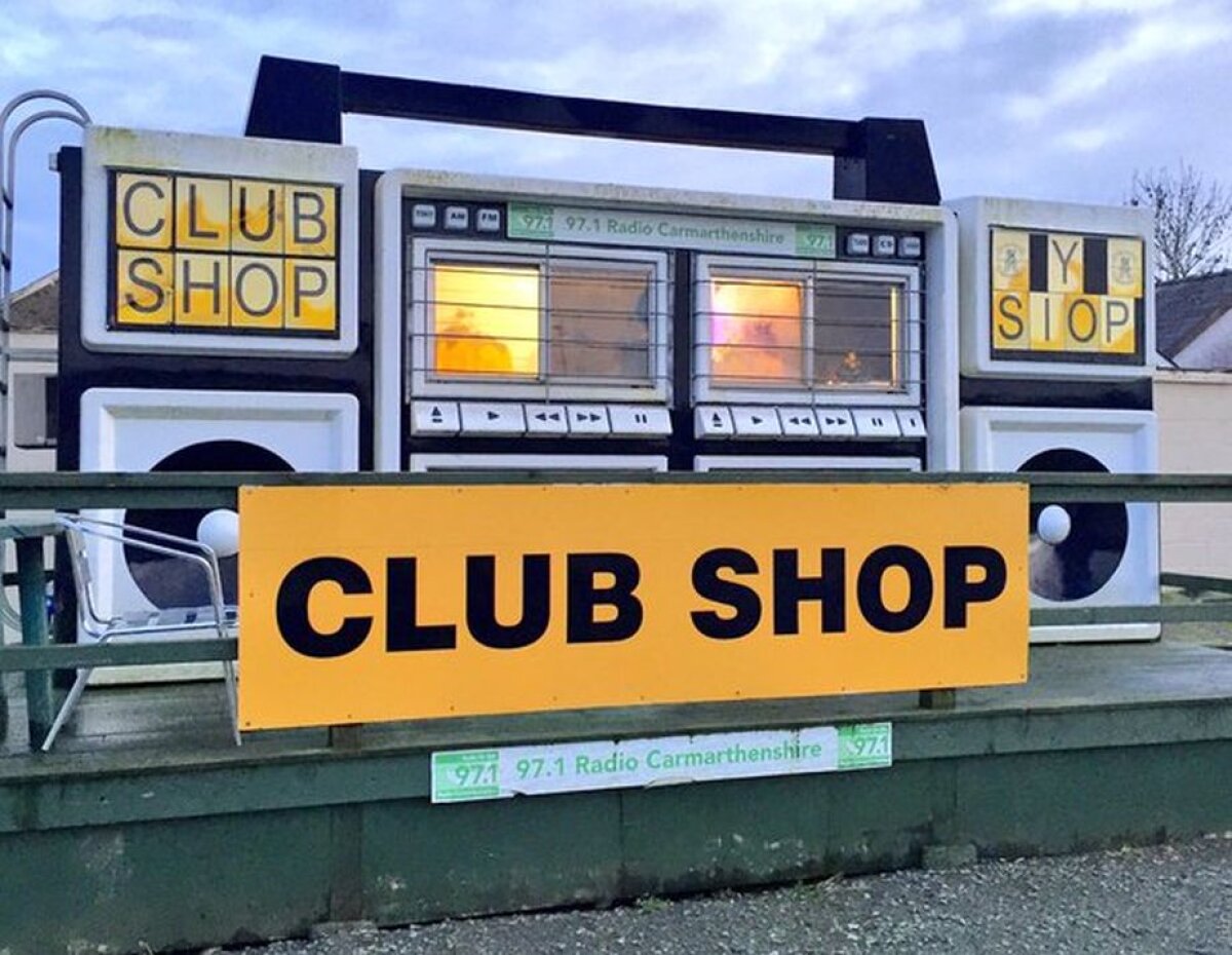 FOTO N-or fi auzit de CD-uri? :) » Cum arată cel mai ciudat magazin oficial al unui club de fotbal