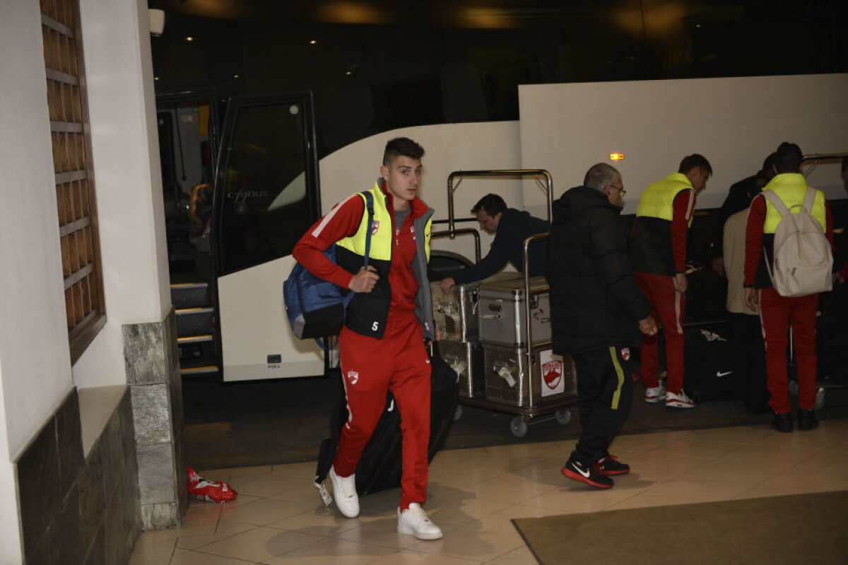 FOTO "Cîinii" au ajuns în Cipru » Imagini de la sosirea lui Dinamo