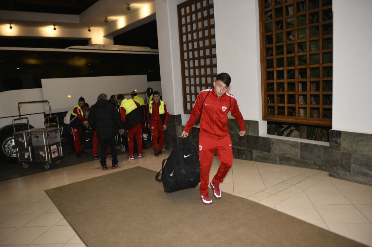 FOTO "Cîinii" au ajuns în Cipru » Imagini de la sosirea lui Dinamo