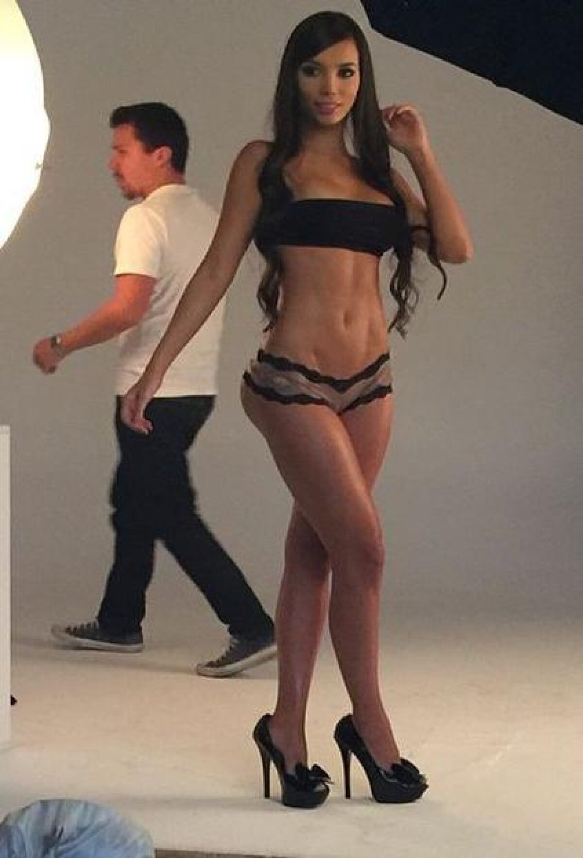 GALERIE FOTO E pasionată de modeling și sport, însă are o pasiune nebună pentru Barcelona și Teo Gutierrez! Valeria, cea mai hot fană a Columbiei