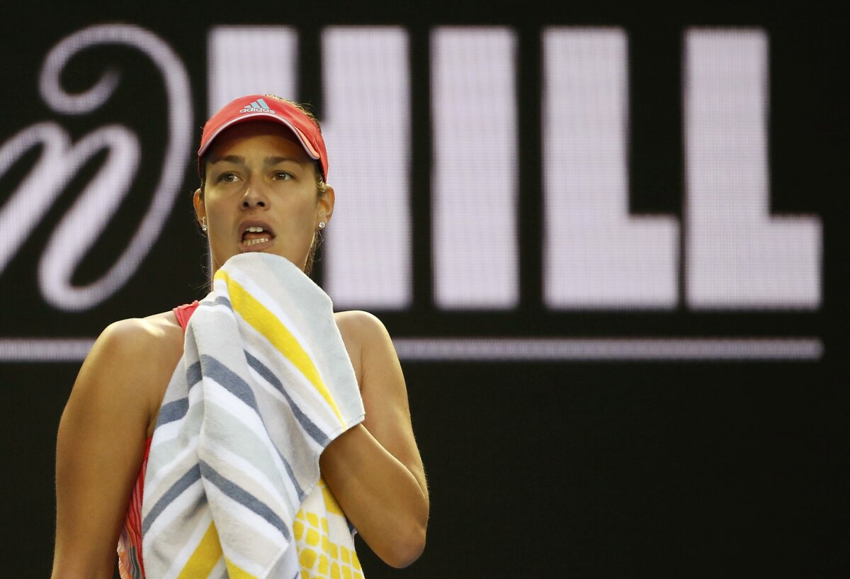 FOTO + VIDEO Scene șocante la Australian Open! Meciul Anei Ivanovici din nou întrerupt, tot pe "Rod Laver" » Antrenorul ei a leșinat în timpul meciului și a căzut pe scări
