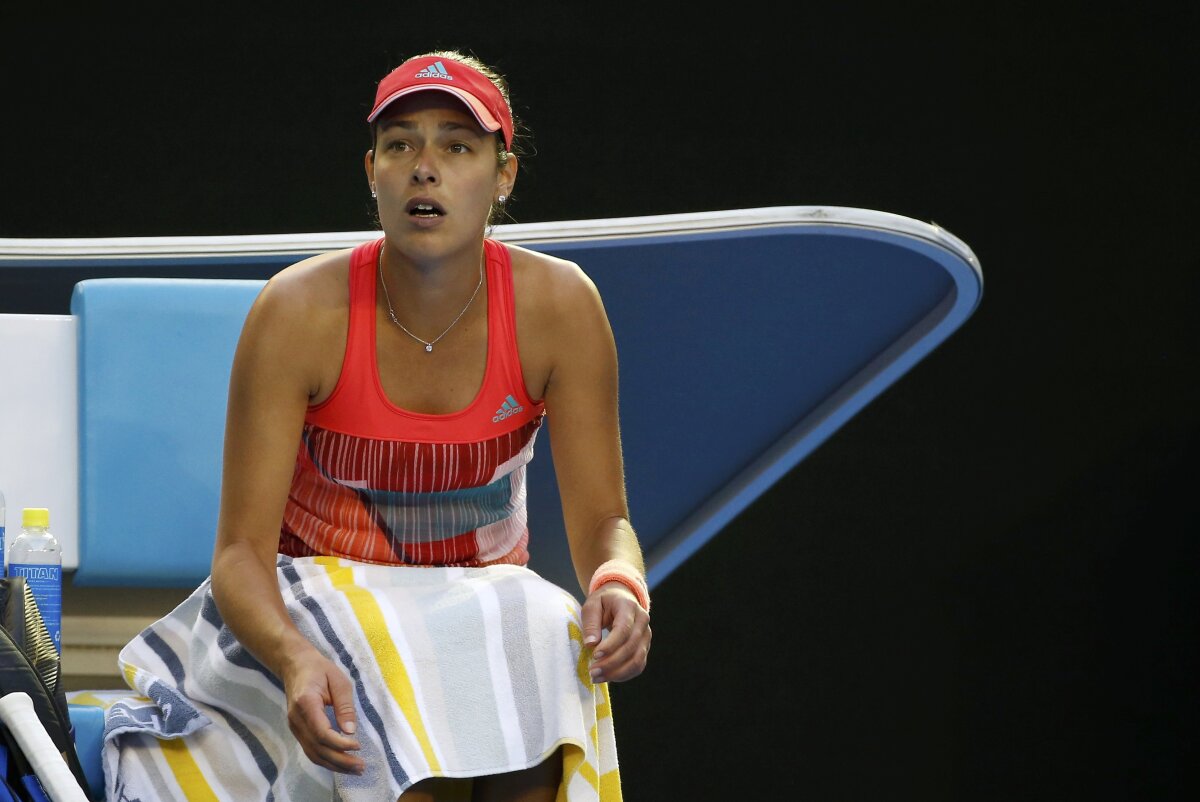 FOTO + VIDEO Scene șocante la Australian Open! Meciul Anei Ivanovici din nou întrerupt, tot pe "Rod Laver" » Antrenorul ei a leșinat în timpul meciului și a căzut pe scări