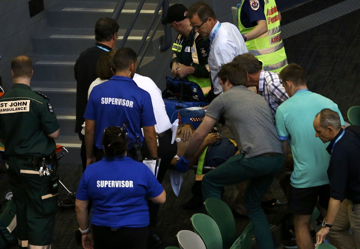 FOTO + VIDEO Scene șocante la Australian Open! Meciul Anei Ivanovici din nou întrerupt, tot pe "Rod Laver" » Antrenorul ei a leșinat în timpul meciului și a căzut pe scări