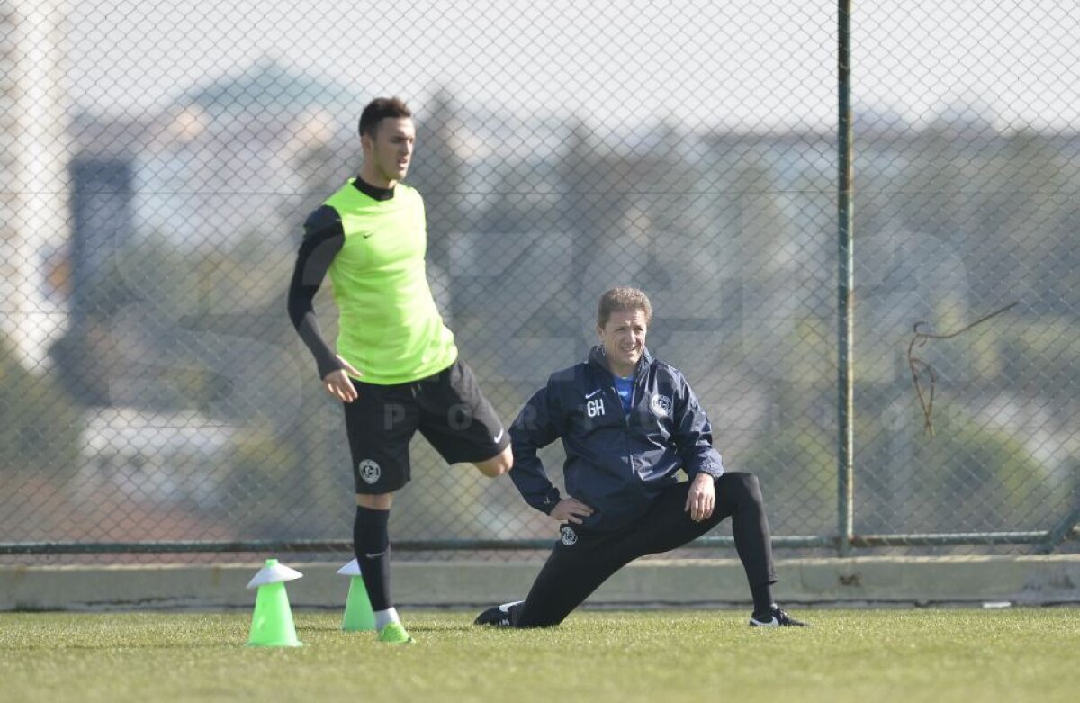 Corespondență din Antalya Gică Popescu este în formă maximă  » "Baciul" se află în cantonament cu Viitorul și s-a antrenat azi cot la cot cu echipa lui Hagi