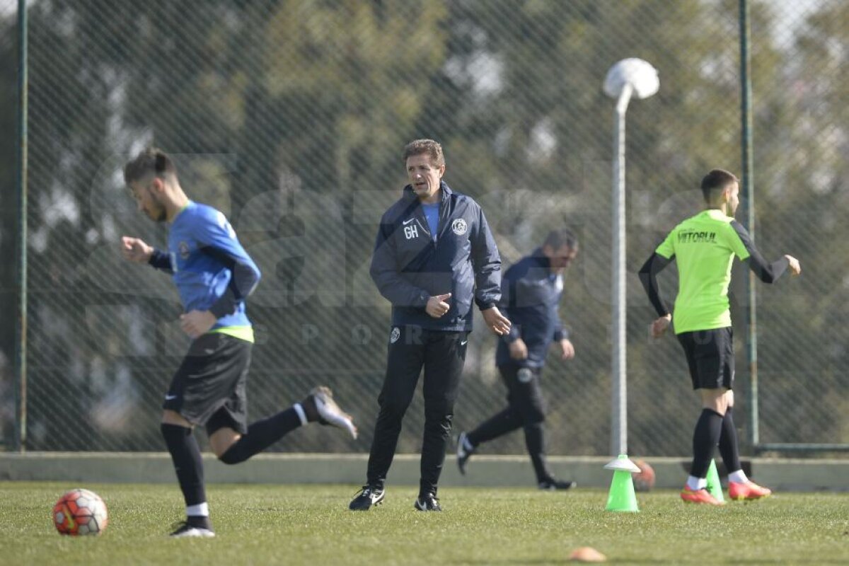 Corespondență din Antalya Gică Popescu este în formă maximă  » "Baciul" se află în cantonament cu Viitorul și s-a antrenat azi cot la cot cu echipa lui Hagi