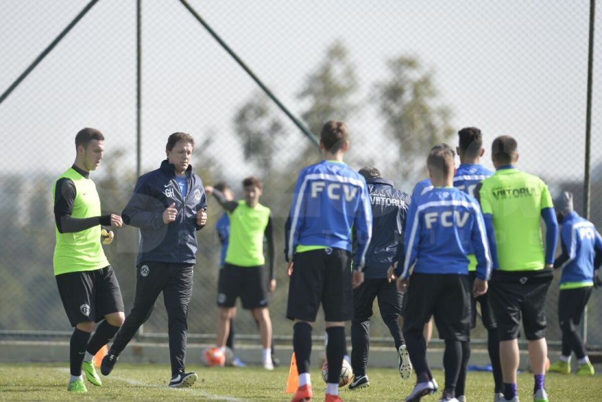 Corespondență din Antalya Gică Popescu este în formă maximă  » "Baciul" se află în cantonament cu Viitorul și s-a antrenat azi cot la cot cu echipa lui Hagi