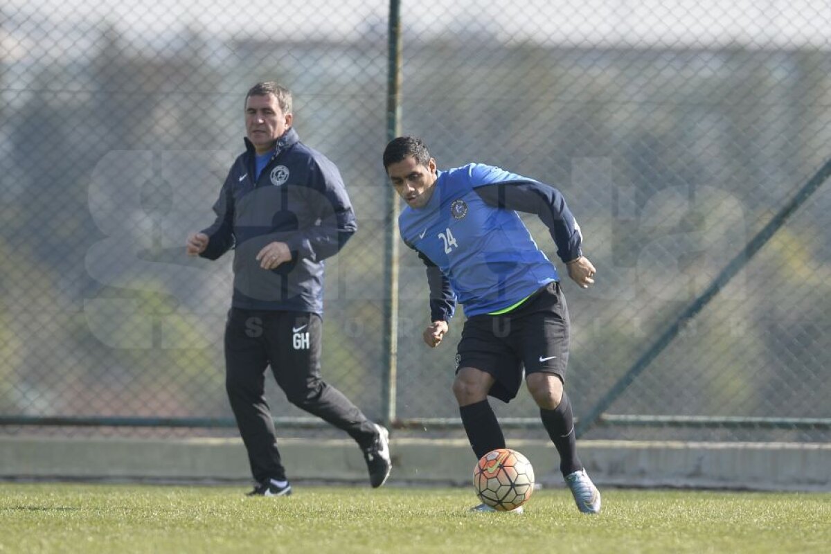 Corespondență din Antalya Gică Popescu este în formă maximă  » "Baciul" se află în cantonament cu Viitorul și s-a antrenat azi cot la cot cu echipa lui Hagi