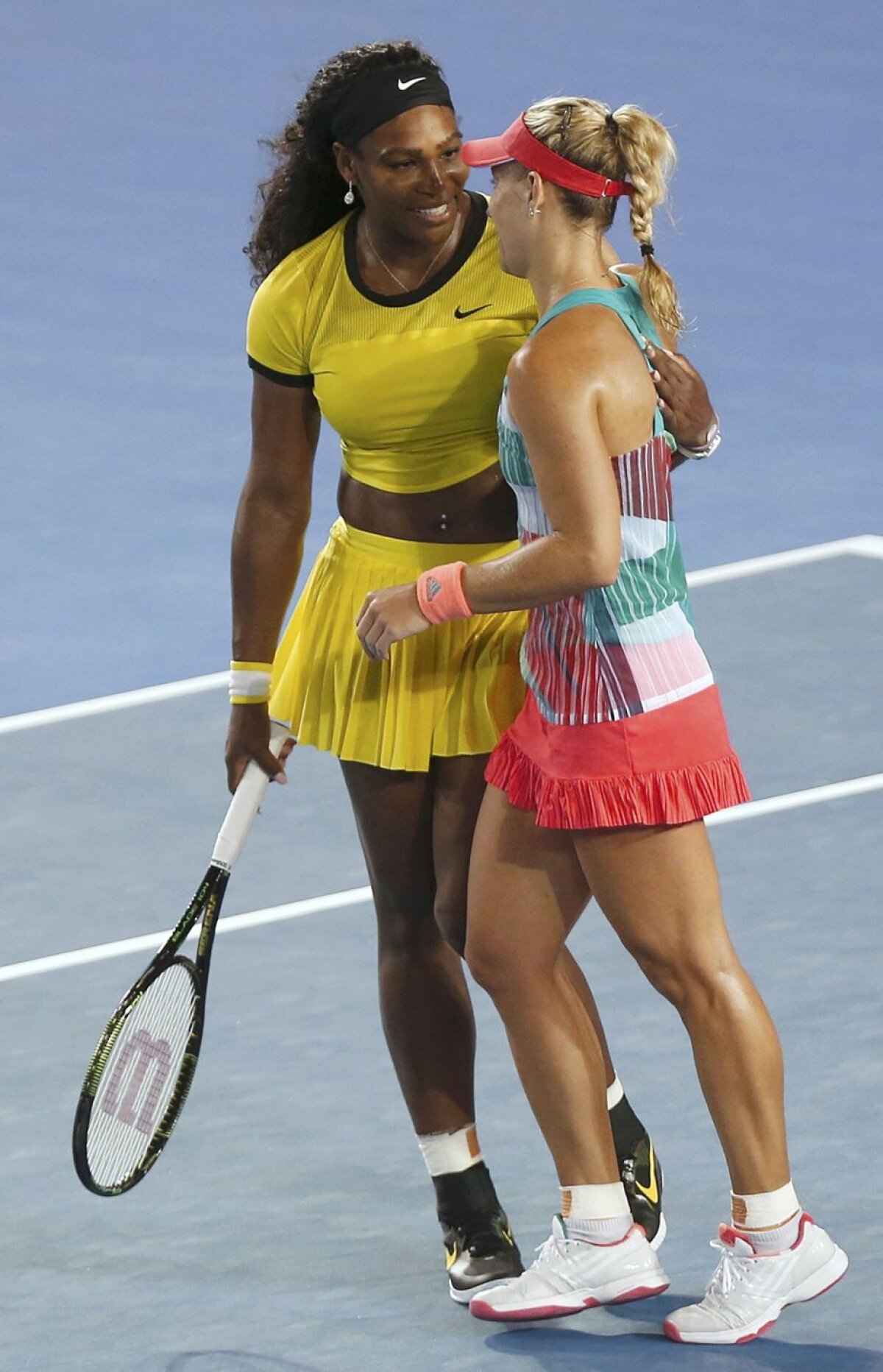 GALERIE FOTO Cele mai frumoase imagini după finala Australian Open » Cum a felicitat-o Serena pe Kerber