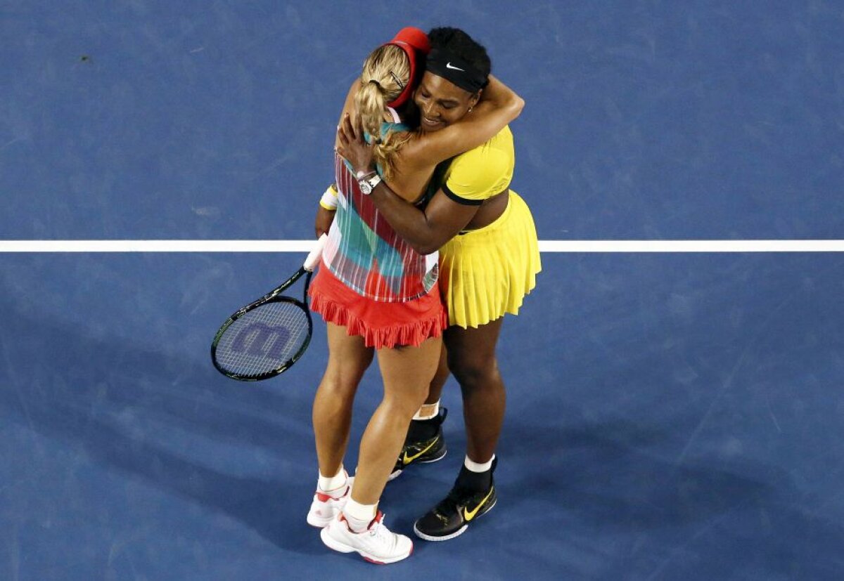 GALERIE FOTO Cele mai frumoase imagini după finala Australian Open » Cum a felicitat-o Serena pe Kerber