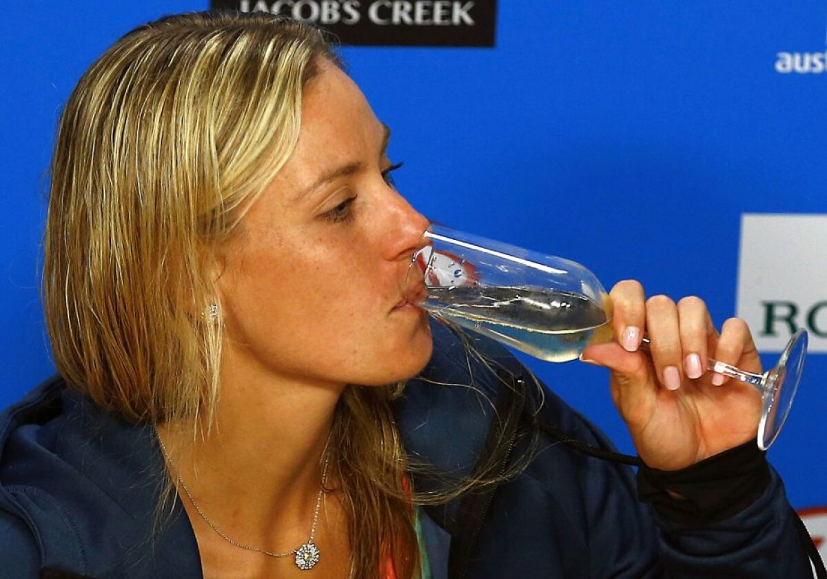 GALERIE FOTO Cele mai frumoase imagini după finala Australian Open » Cum a felicitat-o Serena pe Kerber