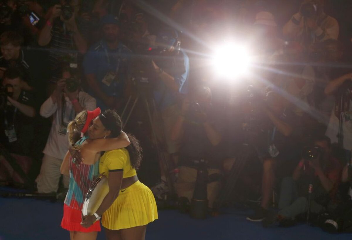 GALERIE FOTO Cele mai frumoase imagini după finala Australian Open » Cum a felicitat-o Serena pe Kerber