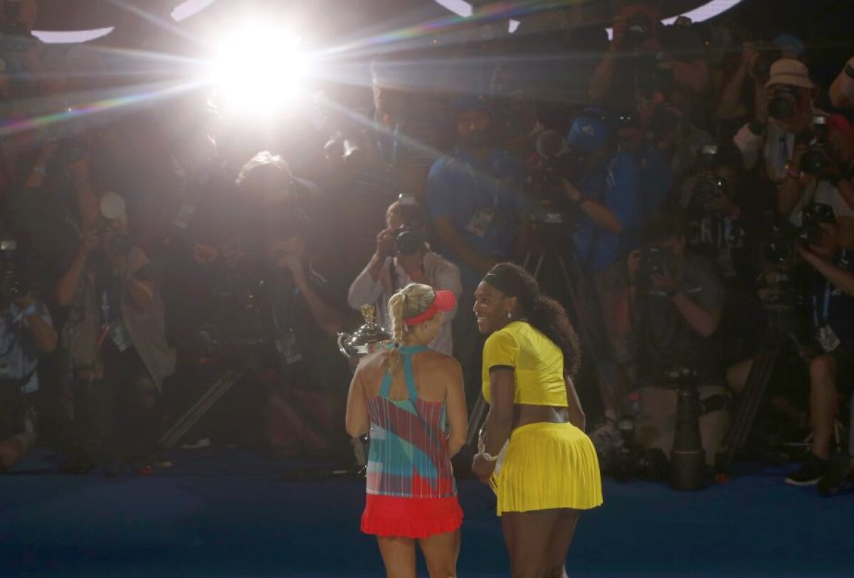 GALERIE FOTO Cele mai frumoase imagini după finala Australian Open » Cum a felicitat-o Serena pe Kerber