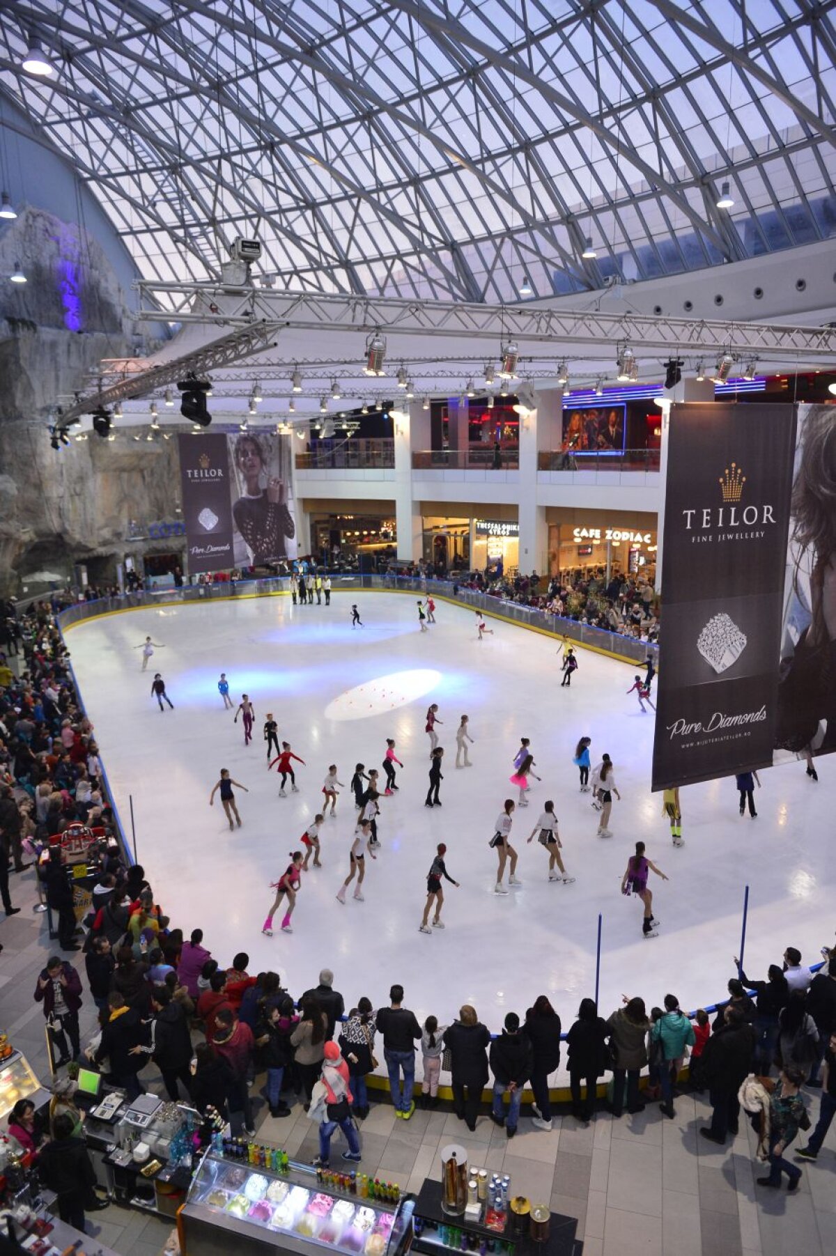 FOTO Sos dublu, triplu Axel » Fără patinoar la Bucureşti, competiţiile de patinaj se ţin la mall, lîngă restaurante