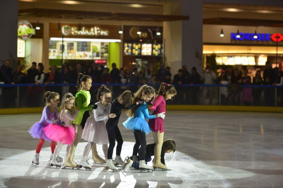 FOTO Sos dublu, triplu Axel » Fără patinoar la Bucureşti, competiţiile de patinaj se ţin la mall, lîngă restaurante