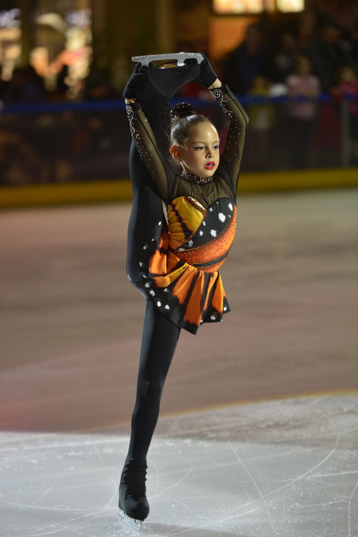 FOTO Sos dublu, triplu Axel » Fără patinoar la Bucureşti, competiţiile de patinaj se ţin la mall, lîngă restaurante