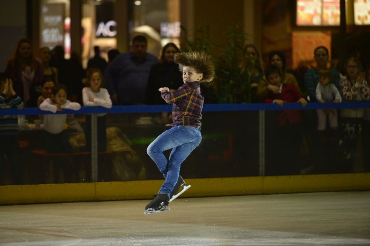 FOTO Sos dublu, triplu Axel » Fără patinoar la Bucureşti, competiţiile de patinaj se ţin la mall, lîngă restaurante