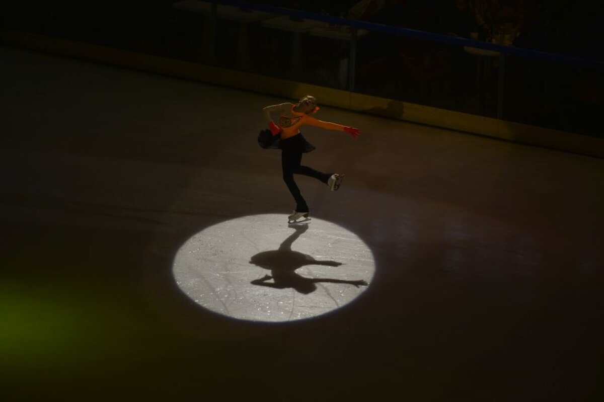 FOTO Sos dublu, triplu Axel » Fără patinoar la Bucureşti, competiţiile de patinaj se ţin la mall, lîngă restaurante