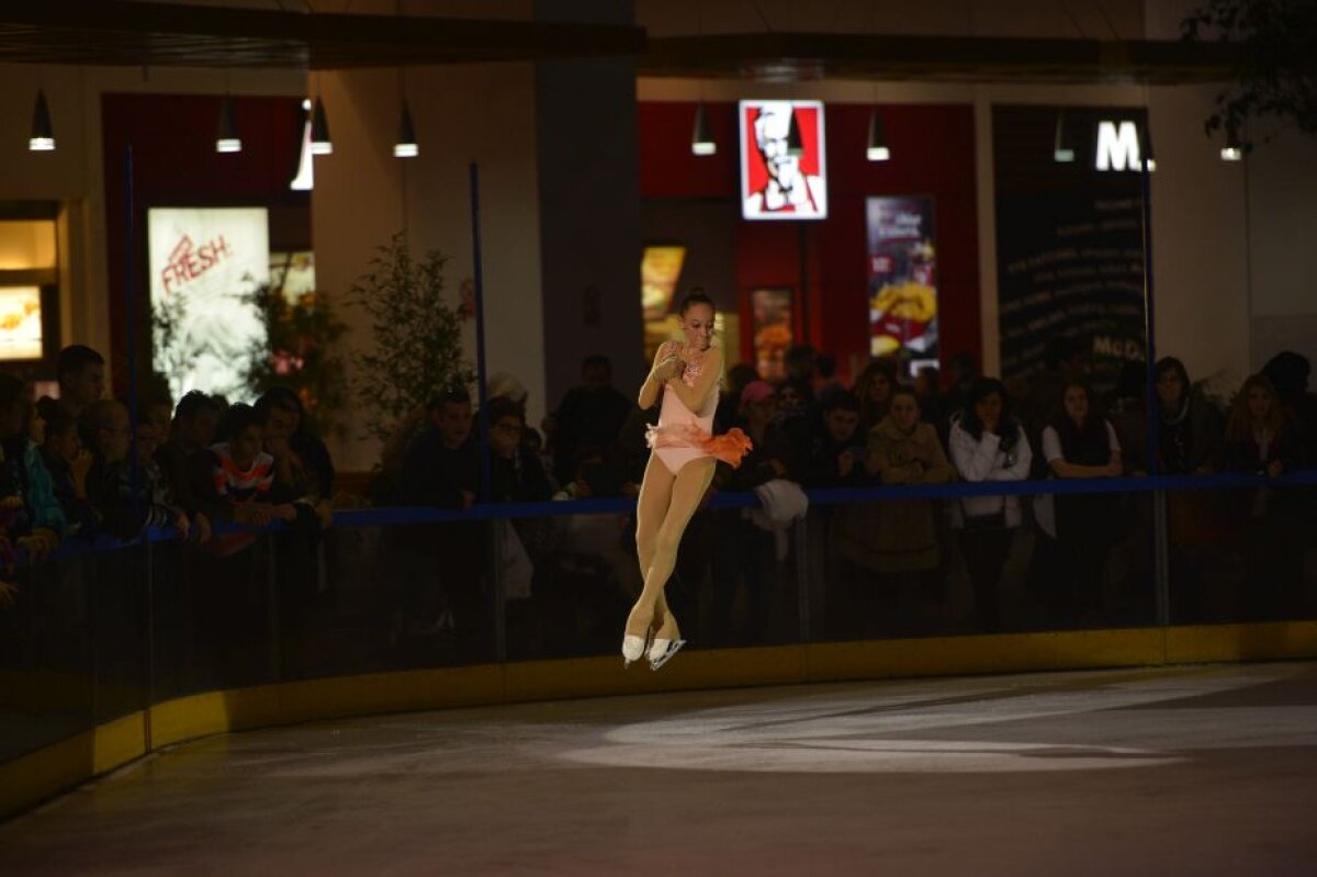 FOTO Sos dublu, triplu Axel » Fără patinoar la Bucureşti, competiţiile de patinaj se ţin la mall, lîngă restaurante