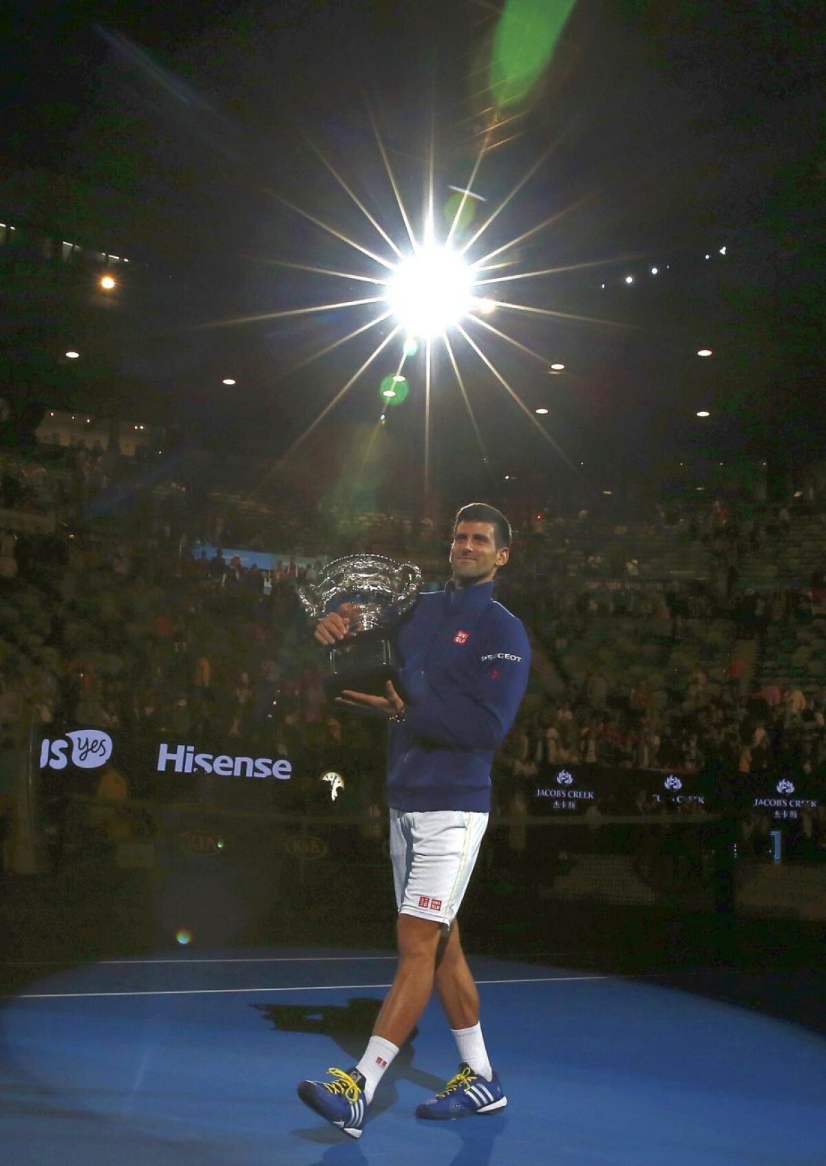 GALERIE FOTO Novak Djokovici și trofeul preferat » Topul celor mai emoționante imagini de la finala Australian Open 
