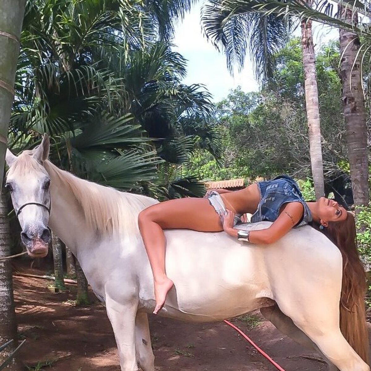 FOTO A apus vremea Evei! Ea e cea mai sexy doctoriță de la o echipă de fotbal