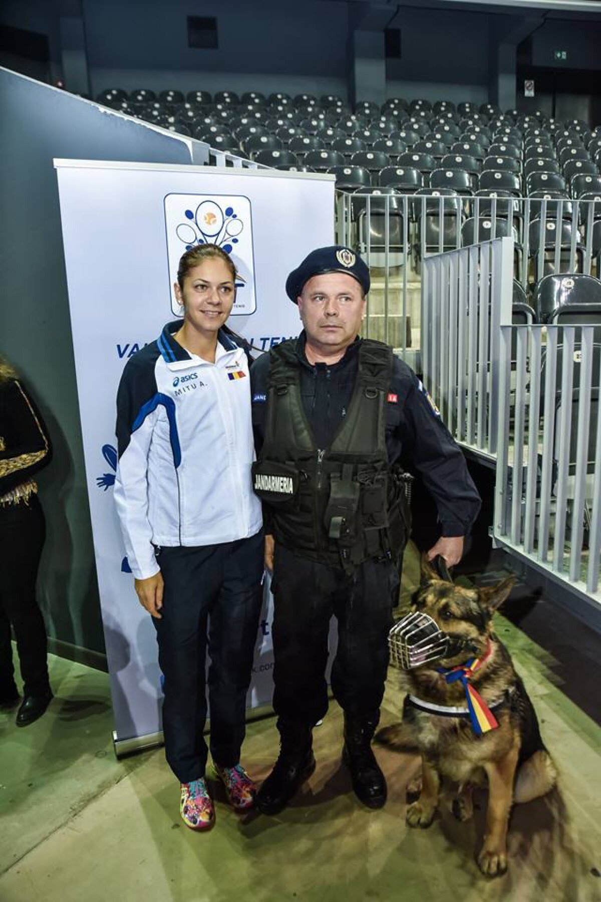 GALERIE FOTO Fetele noastre fac legea » Halep și colegele de Fed Cup, îmbrăcate în uniformă