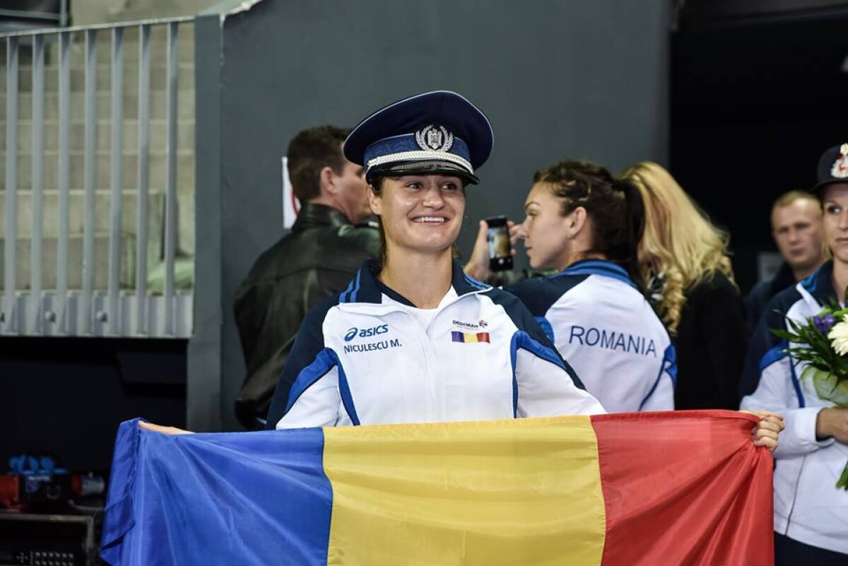GALERIE FOTO Fetele noastre fac legea » Halep și colegele de Fed Cup, îmbrăcate în uniformă