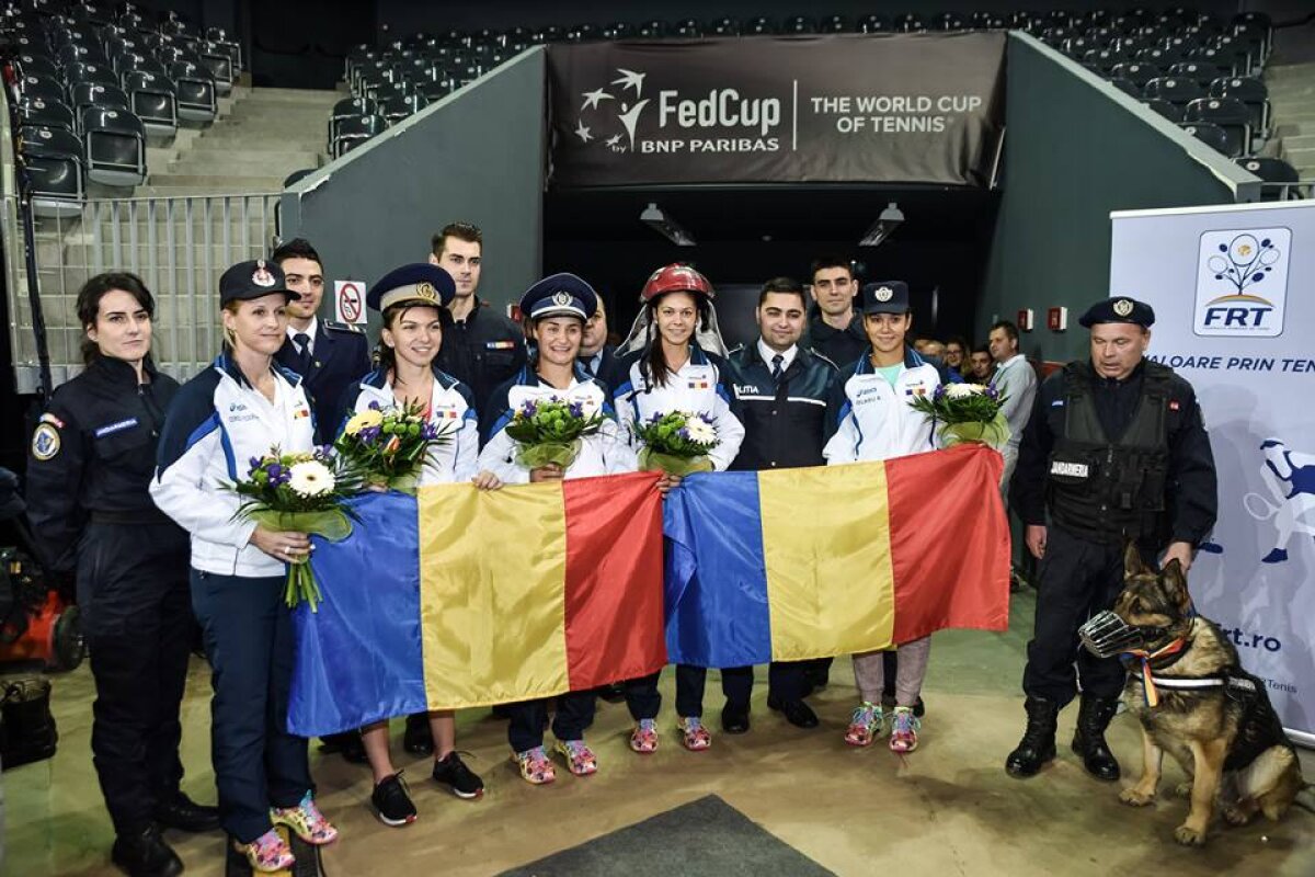 GALERIE FOTO Fetele noastre fac legea » Halep și colegele de Fed Cup, îmbrăcate în uniformă